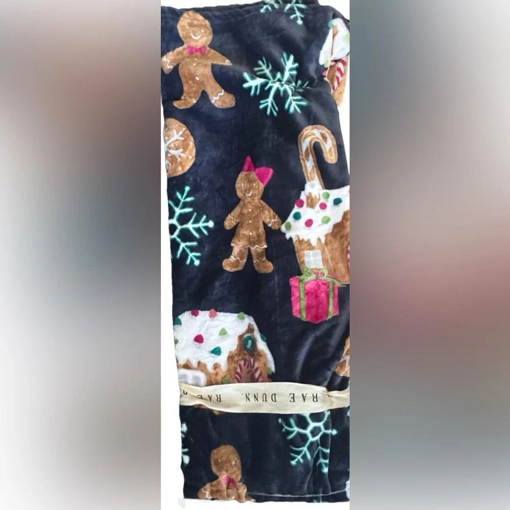 RAE DUNN PLUSH CHRISTMAS HOLIDAY THROW BLANKET w/GINGERBREAD HOUSE/MAN SNOWFLAKE